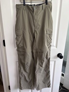 Great condition REI Men's Convertible Cargo Pants size L — Olive Green. Nylon